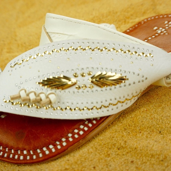 • Handmade item
• Materials: leather, copper embroidery thread - Picture 2 of 5